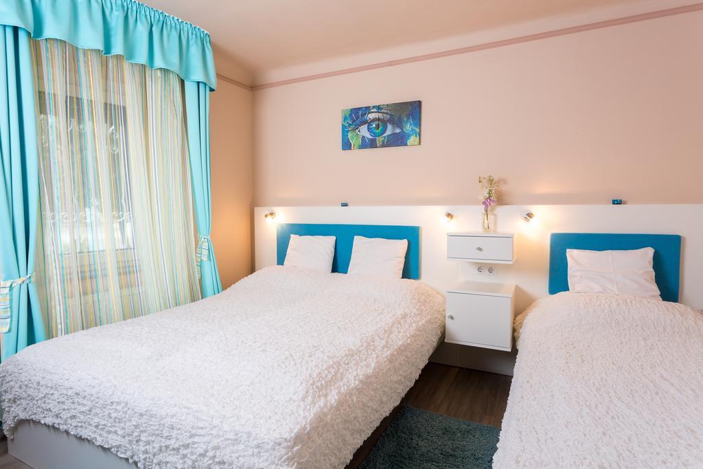 Szivarvany Panzio Szegedin Zimmer foto